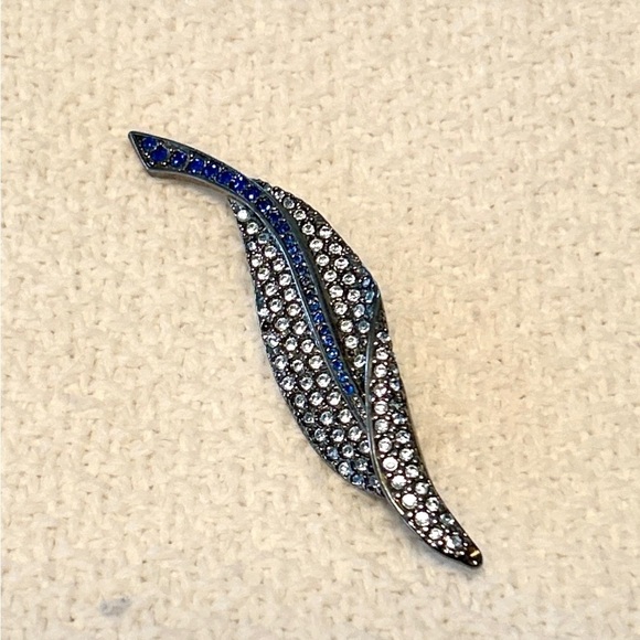 Vintage Carolee Leaf Brooch: Blue Crystal Silvertone Pin - Picture 3 of 11